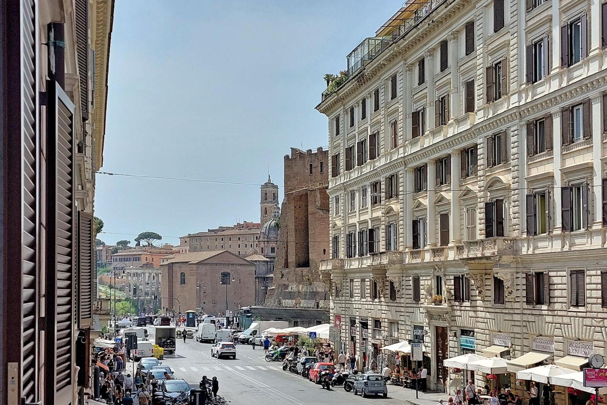 Ych-Colorful And Classy Apartment Near Fori Imperiali Rome Buitenkant foto